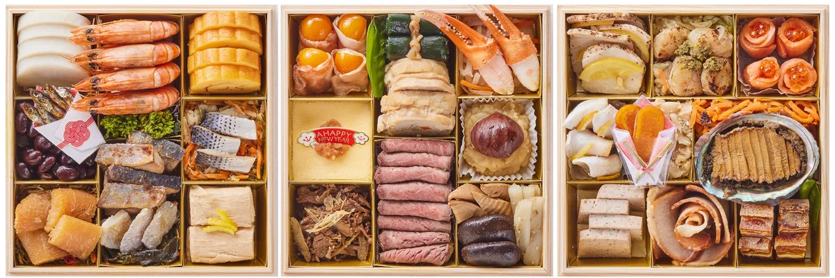 三段重の一の重・二の重・三の重を並べたおせち