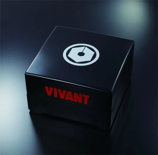 黒地に赤い「VIVANT」ロゴが入った特製のお重