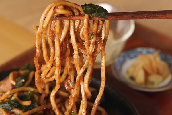 箸で持ち上げたオリジナル中太角麺