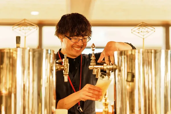 Depotでビールを注ぐビアマイスター