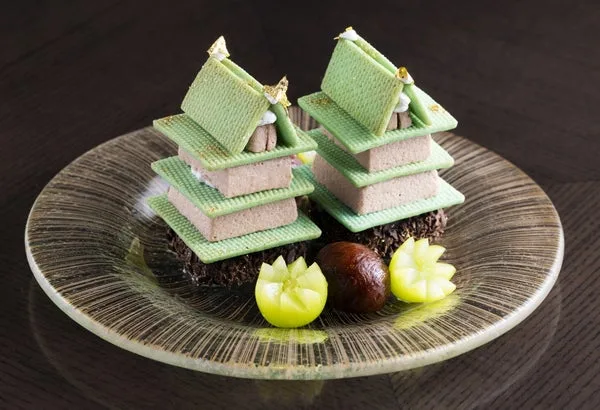 大阪城をかたどった和栗ムースのキャッスルケーキ