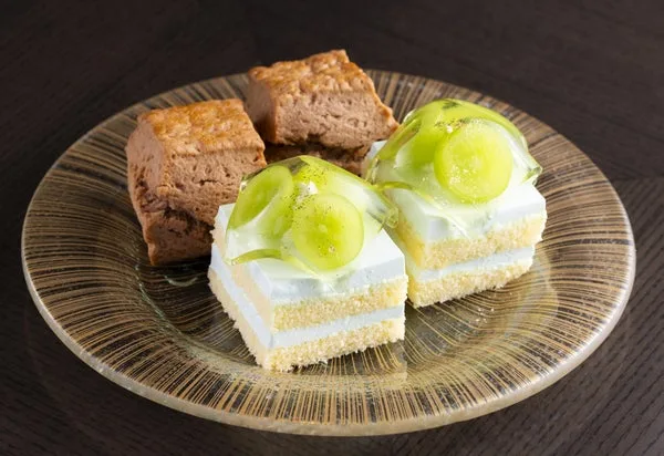 マスカットのショートケーキとマロンスコーン