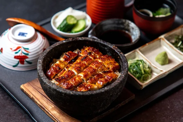 知多家 本邸の石焼うなぎおこげまぶし