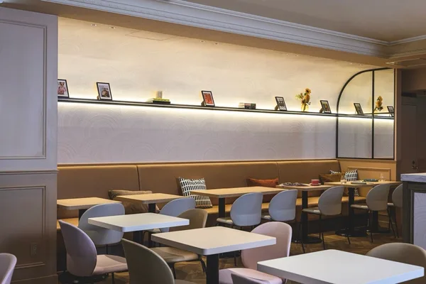 ELLE caf&eacute; TAKANAWAの店内