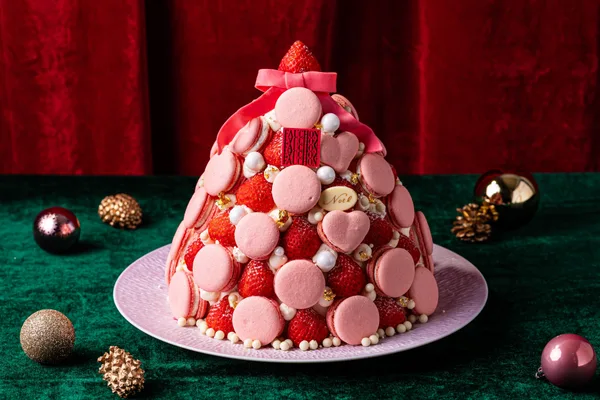 マカロンといちごを重ねたクリスマスツリー型ケーキ
