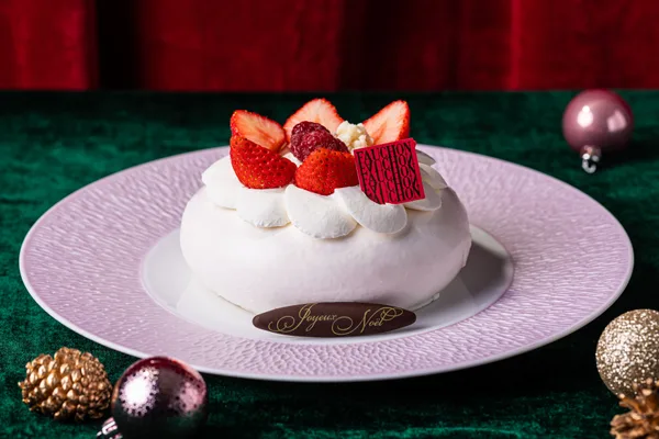 いちごを飾った白いチーズムースのケーキ
