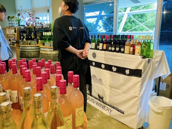 売店に並ぶ山梨のワイン