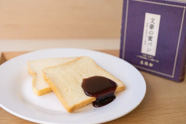 「吉川英治が好んだ「黒蜜パン」を、現代のお菓子に」に掲載された画像
