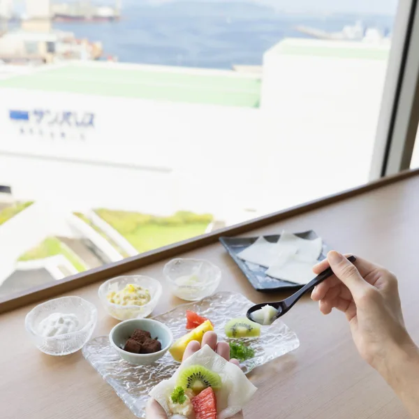 窓際でフルーツ大福を作る利用イメージ