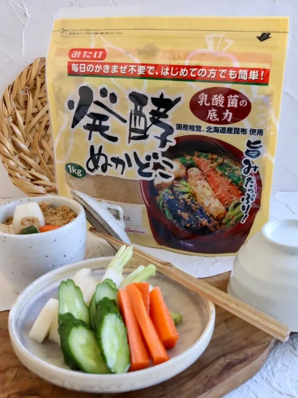 ぬかどこに埋まった野菜を掘り出しているところ