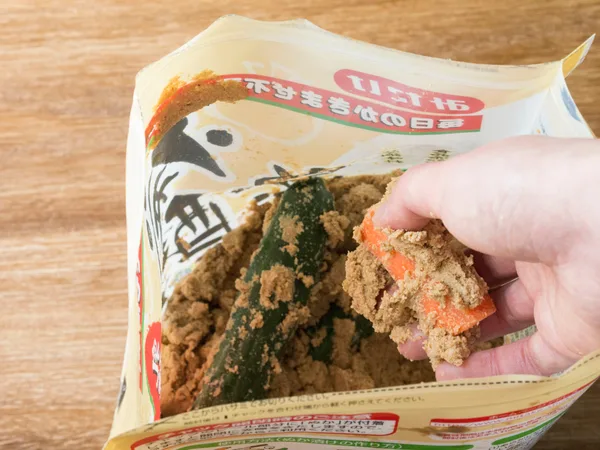 手に持った、さつまいも餡入りの米粉パンの断面