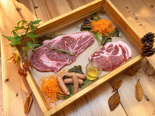 赤城牛、豚肉、ソーセージを盛り合わせた赤城牛のお重