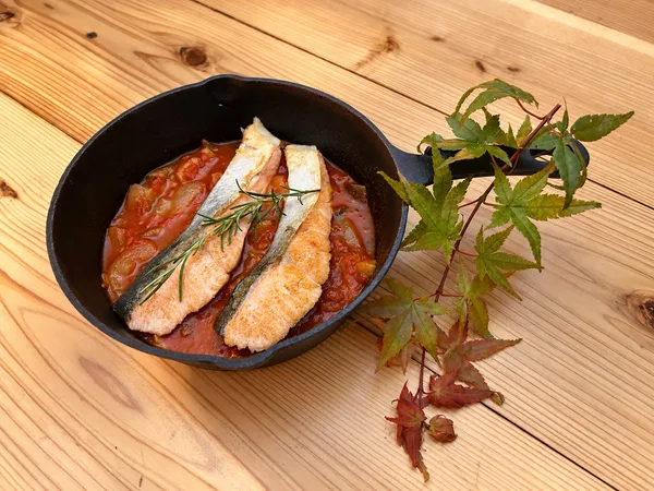 秋鮭のスキレット トマト煮込み