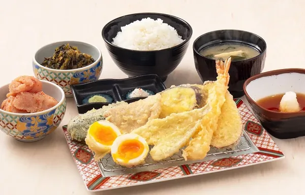 海老や半熟卵の天ぷらに明太子と高菜を添えたやまみ天ぷら定食