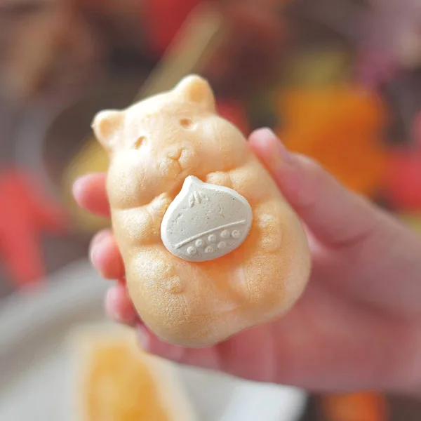 栗らくがんを抱えたハムスターモナカ