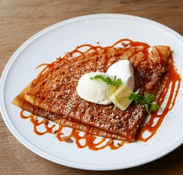 塩バターキャラメルをかけたクレープ