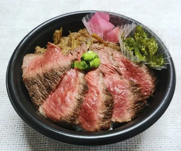山形・米沢「米沢 琥珀堂」米沢牛ステーキ＆すき焼き丼（1人前）2,970円