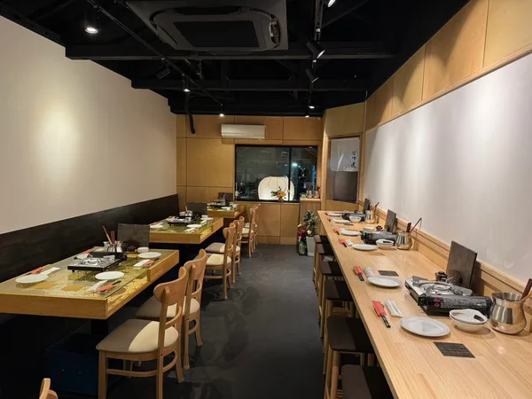 博多あじ処 はす屋のカウンター席とテーブル席