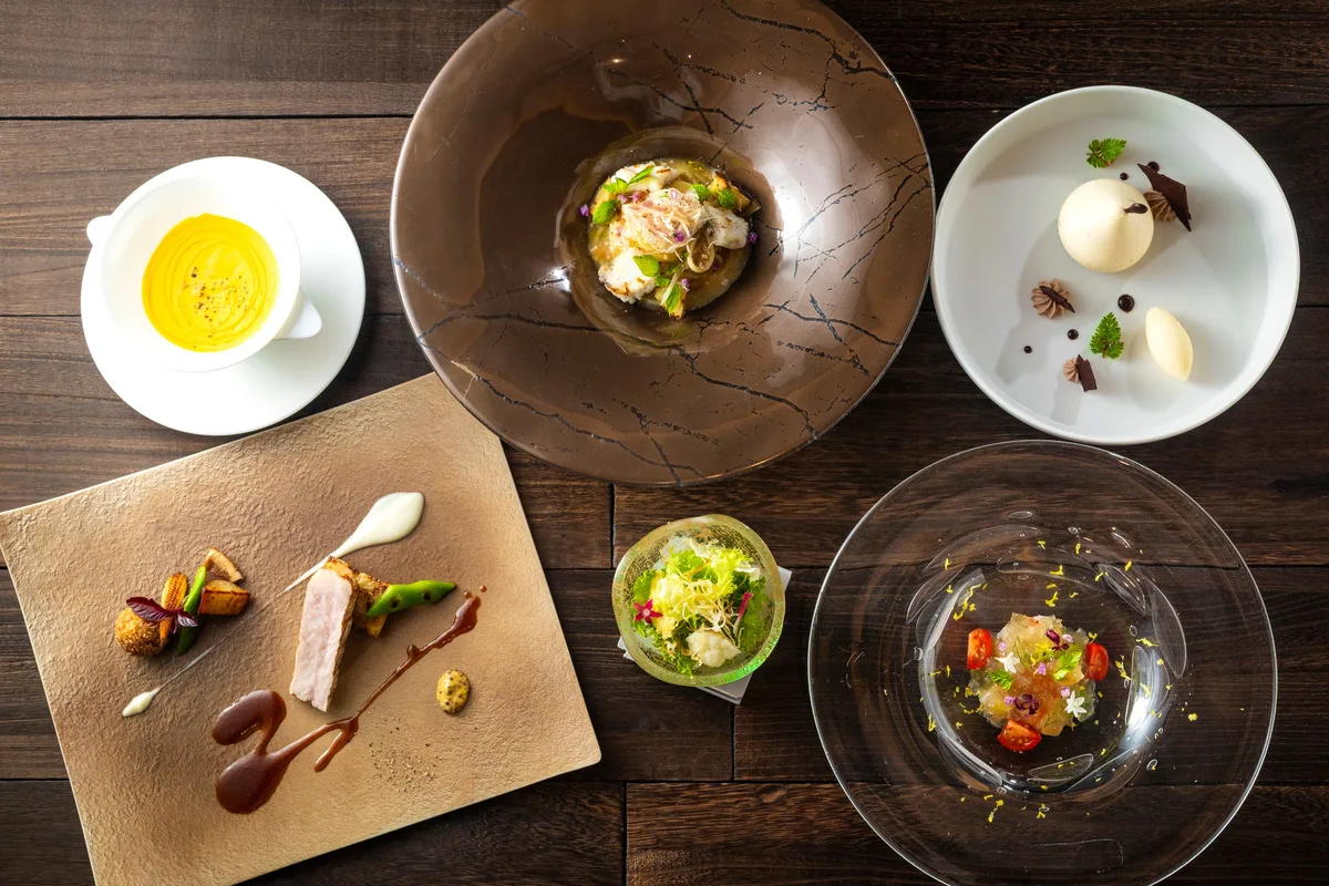 スープ、前菜、パスタ、豚肉料理、ドルチェを並べた秋ランチコース