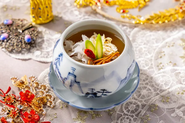 松茸や白キクラゲを使う麗妃の上湯