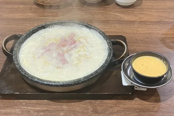 熱々の石鍋と、別添えの特製卵液を一緒に提供します。