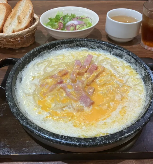 特製卵液を加えたら、一気に混ぜ合わせて完成。写真は別料金のパスタセットを付けた提供例です。