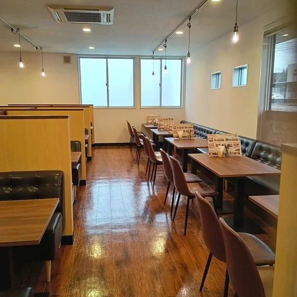 15テーブル・60席を備えた店内。ご家族やグループでゆっくり食事を楽しめます。