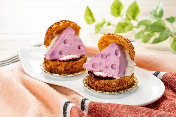FAKE surprise sweetsの北海道産三種のベリーのチーズケーキシュー