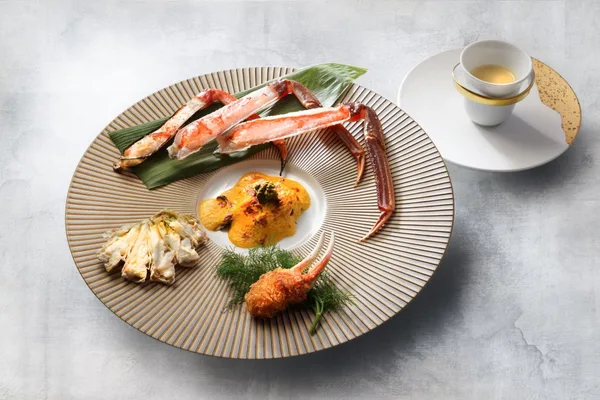越前がにの食べ比べ ~ゆず風味のブールブランソースを添えて~