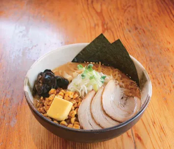 〈札幌麺処 白樺山荘〉焼きとうもろこし味噌バターら～めん