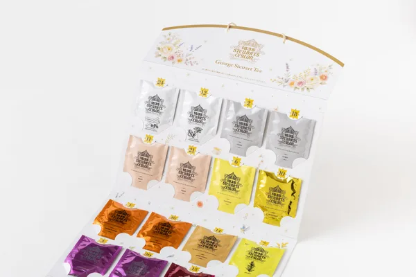 番号入りの小袋にティーバッグを収めた紅茶ギフト