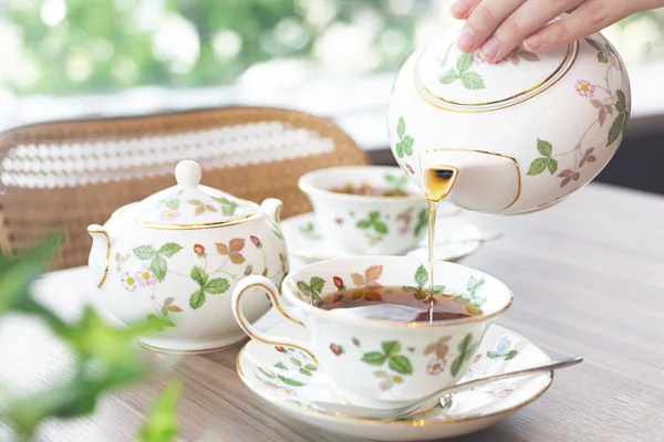 ウェッジウッドのティーポットから紅茶を注ぐ様子