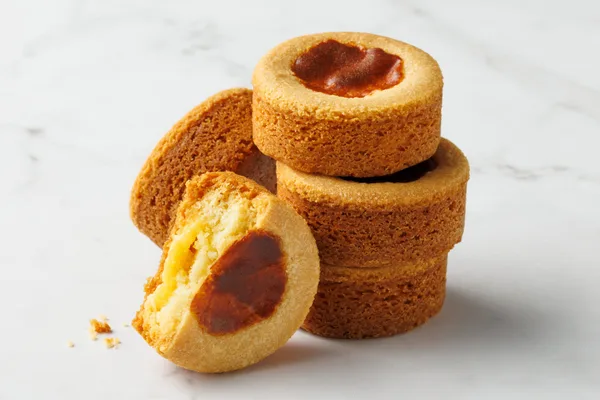 中央に焦げ目の入った円筒形の焼き菓子3個と、割れて中身が見える1個