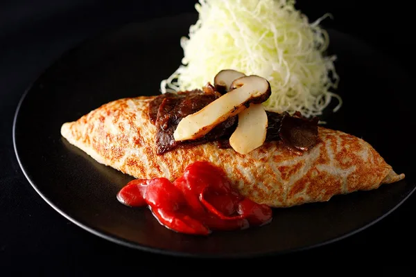 『いわて短角牛と松茸のガーリックオムライス』¥6,600 ※サービス料別