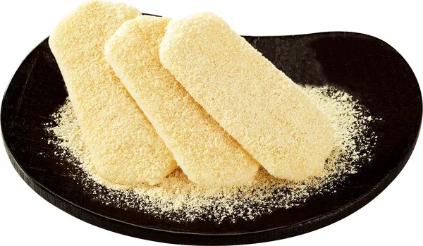 黒い皿に盛り付けた粉をまとったきなこ餅3本