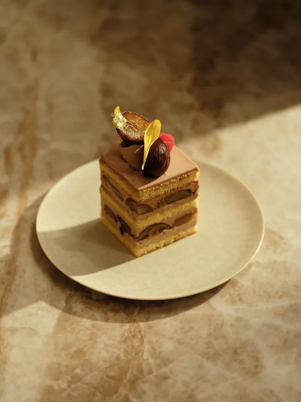 マロンチョコレートの層が見えるショートケーキ