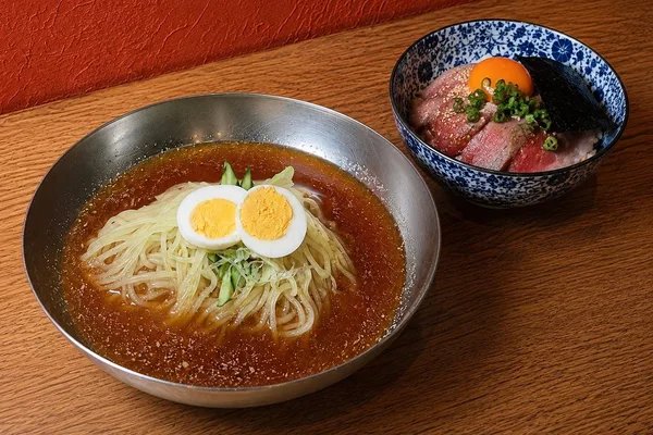 特製冷麺とミニまかない丼のセットを紹介する節に掲載された画像