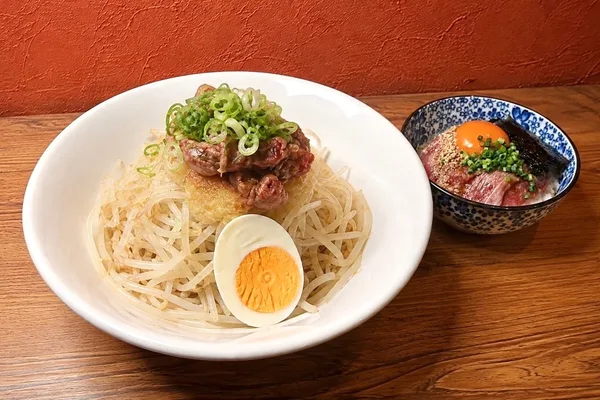 特製冷麺とミニまかない丼のセットを紹介する節に掲載された画像