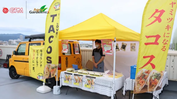 黄色い車両とテントを使ったTACOS HOLICの販売ブース