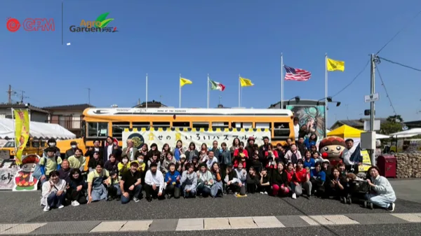 黄色いバスの前に集まる高砂JUBILATIONSのイベント参加者