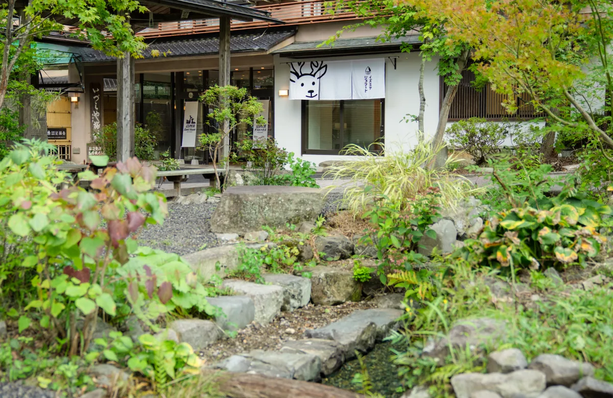 店のそばのサワガニや蛍がすむ小川