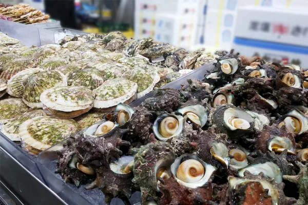 角上魚類の対面販売コーナー