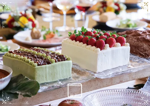緑と白のホールケーキなどが並ぶデザートのワゴン