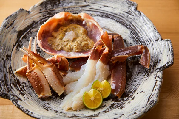 11月のズワイガニ漁解禁後は、京都府産や近隣産地のブランドズワイガニをご用意します。