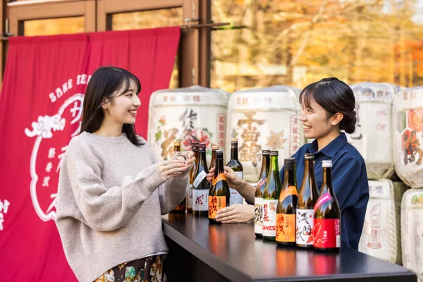 日本酒を選ぶ参加者