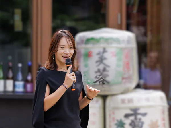 日本酒を試飲する参加者