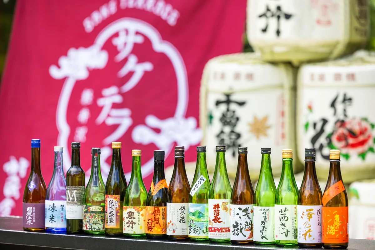 佐久地域13蔵の日本酒が並ぶ軽井沢サケテラス