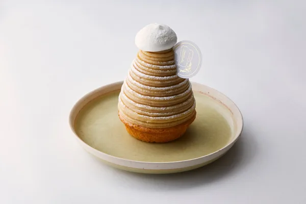 p&acirc;tisserie Lumiereの輪状のクリームを重ねた陶芸モンブラン