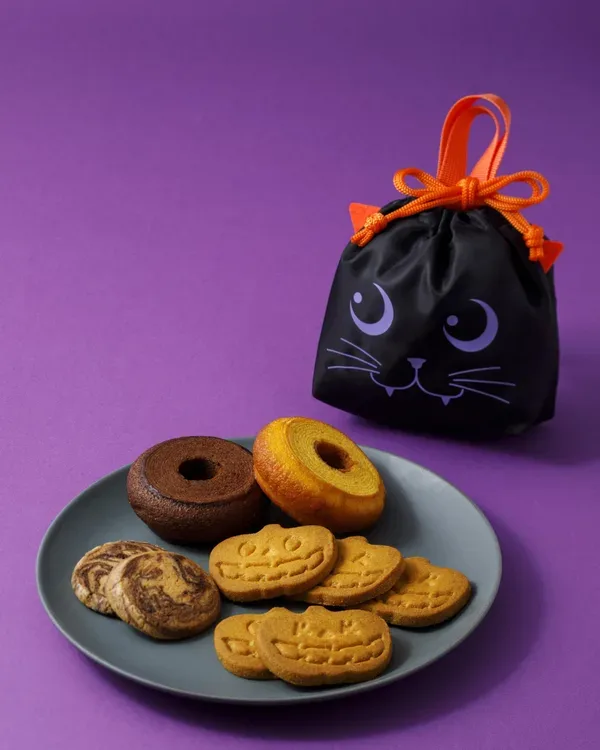 黒猫柄バッグと焼き菓子