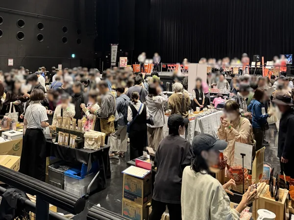 お茶の専門店が並ぶ会場